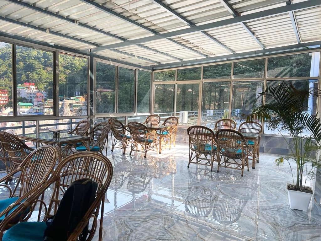 Hotel Manikut Rishikesh Bagian luar foto