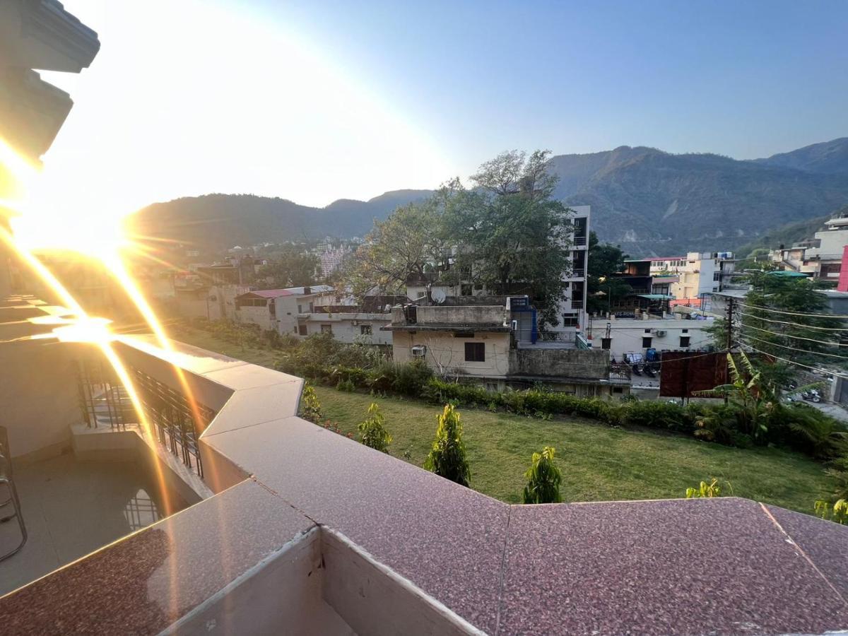 Hotel Manikut Rishikesh Bagian luar foto