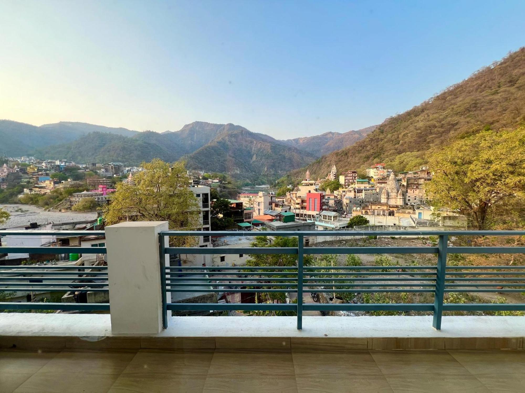 Hotel Manikut Rishikesh Bagian luar foto